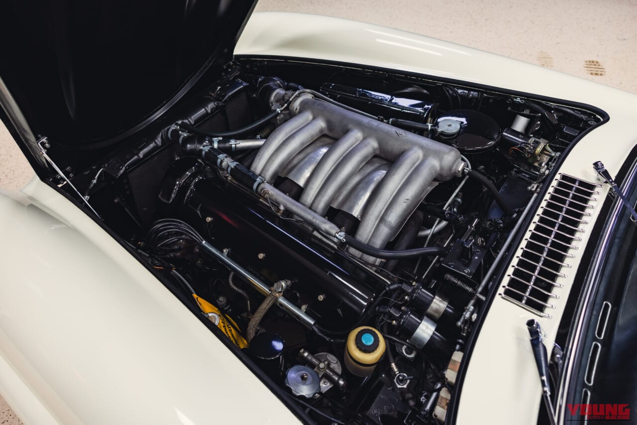 1963年製の、白いボディのメルセデス・ベンツ300 SLロードスターのエンジンルーム｜「見た目はエレガントなデザインだが…」一皮めくるととんでもない性能！ 63年前に作られた究極のストリート・レーサー［メルセデス・ベンツ 300SL］を紐解く