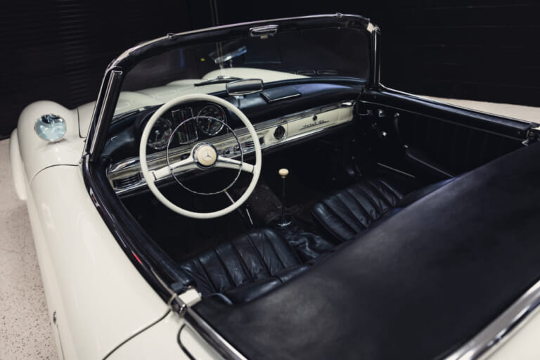 1963年製の、白いボディのメルセデス・ベンツ300 SLロードスターの車内、コックピット。｜「見た目はエレガントなデザインだが…」一皮めくるととんでもない性能！ 63年前に作られた究極のストリート・レーサー［メルセデス・ベンツ 300SL］を紐解く