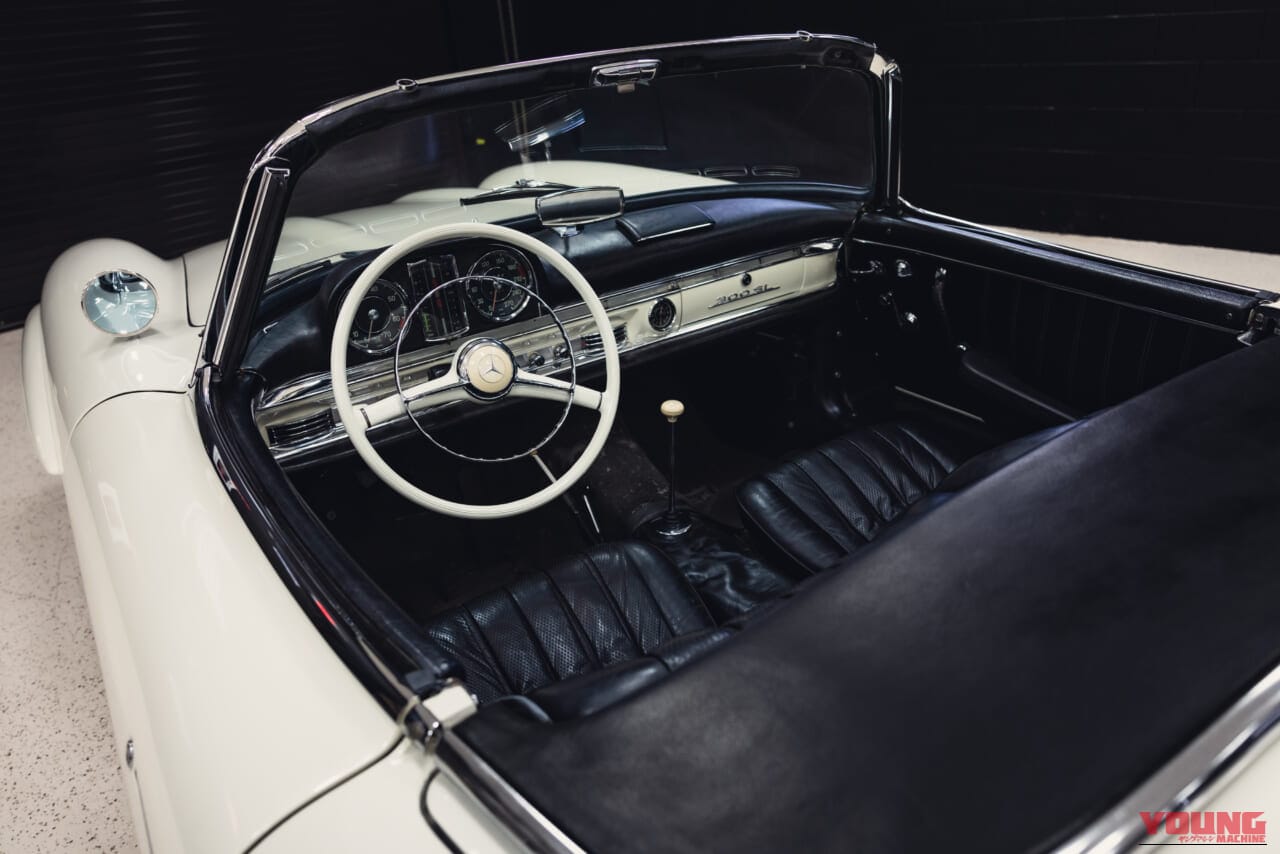 1963年製の、白いボディのメルセデス・ベンツ300 SLロードスターの車内、コックピット。｜「見た目はエレガントなデザインだが…」一皮めくるととんでもない性能！ 63年前に作られた究極のストリート・レーサー［メルセデス・ベンツ 300SL］を紐解く