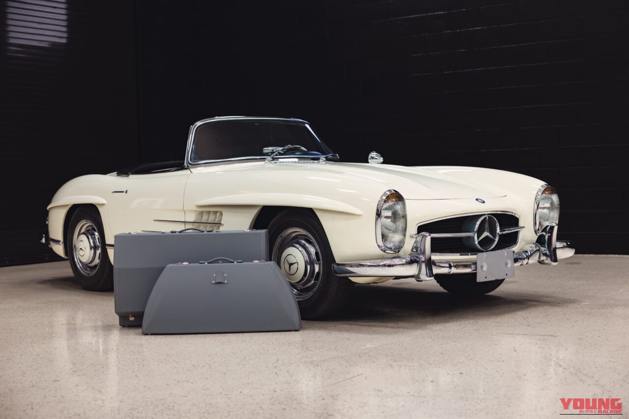 1963年製の、白いボディのメルセデス・ベンツ300 SLロードスターと、その横に置かれたオプションの専用ケース｜「見た目はエレガントなデザインだが…」一皮めくるととんでもない性能！ 63年前に作られた究極のストリート・レーサー［メルセデス・ベンツ 300SL］を紐解く