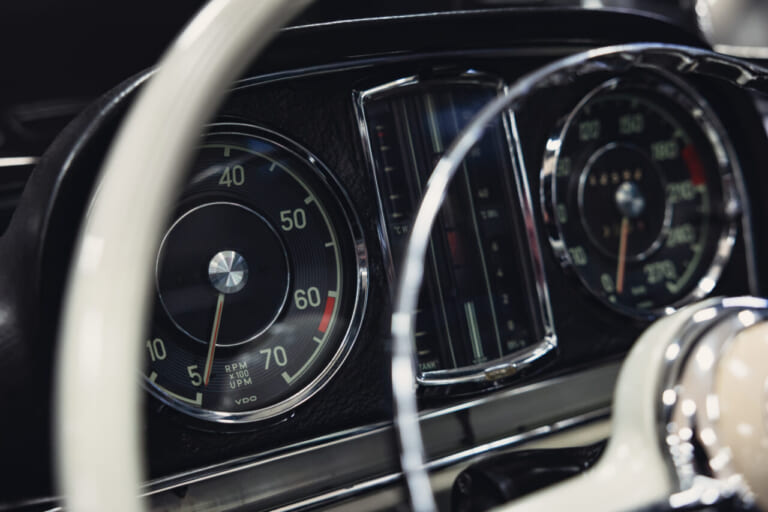 1963年製のメルセデス・ベンツ300 SLロードスターのインパネ｜「見た目はエレガントなデザインだが…」一皮めくるととんでもない性能！ 63年前に作られた究極のストリート・レーサー［メルセデス・ベンツ 300SL］を紐解く