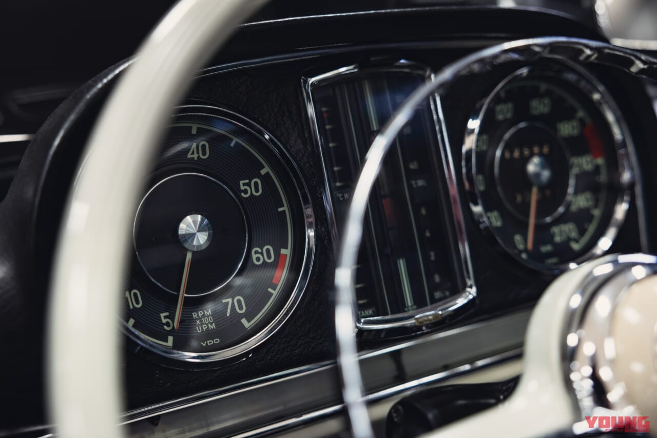 1963年製のメルセデス・ベンツ300 SLロードスターのインパネ｜「見た目はエレガントなデザインだが…」一皮めくるととんでもない性能！ 63年前に作られた究極のストリート・レーサー［メルセデス・ベンツ 300SL］を紐解く
