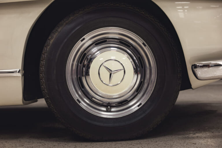 1963年製の、白いボディのメルセデス・ベンツ300 SLロードスターのタイヤ｜「見た目はエレガントなデザインだが…」一皮めくるととんでもない性能！ 63年前に作られた究極のストリート・レーサー［メルセデス・ベンツ 300SL］を紐解く