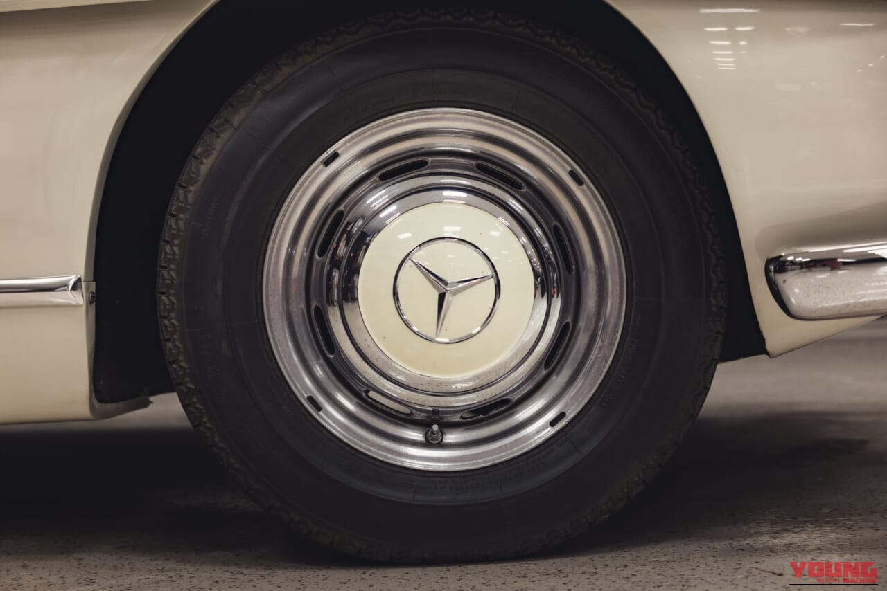 1963年製の、白いボディのメルセデス・ベンツ300 SLロードスターのタイヤ｜「見た目はエレガントなデザインだが…」一皮めくるととんでもない性能！ 63年前に作られた究極のストリート・レーサー［メルセデス・ベンツ 300SL］を紐解く