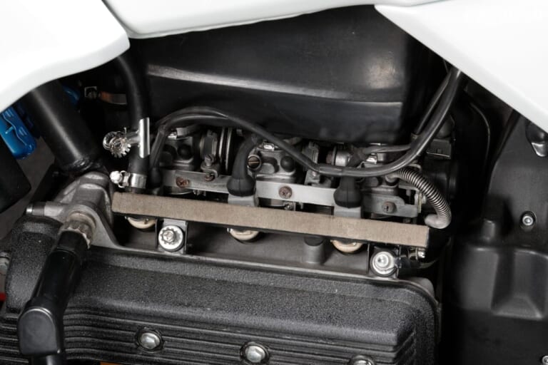 パパコーポレーション|K75|知らず知らずのうちに堆積する汚れをガソリン添加剤で一掃。エンジン内部の清浄によって得られるパワー感にも注目<スーパーゾイルで楽しいバイクライフ>