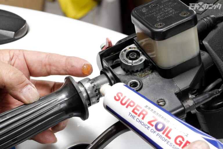 パパコーポレーション|スーパーゾイル|K75|知らず知らずのうちに堆積する汚れをガソリン添加剤で一掃。エンジン内部の清浄によって得られるパワー感にも注目<スーパーゾイルで楽しいバイクライフ>