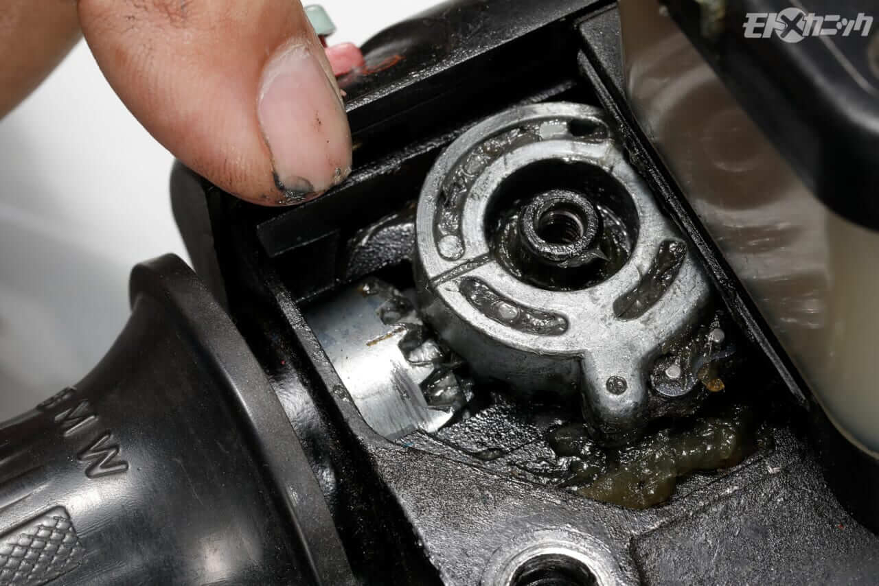 |知らず知らずのうちに堆積する汚れをガソリン添加剤で一掃。エンジン内部の清浄によって得られるパワー感にも注目<スーパーゾイルで楽しいバイクライフ>