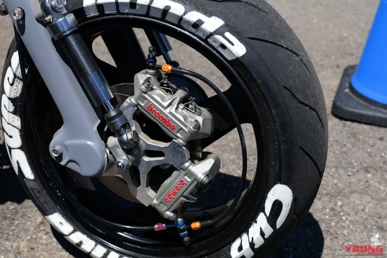｜リトルカブにブレンボ6基!? スーパースポーツの極太タイヤを履かせた「過剰すぎるカスタム」の正体が色々とヤバい