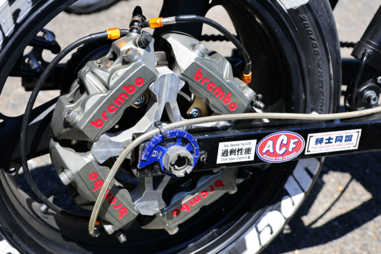 リトルカブにブレンボ6基!? スーパースポーツの極太タイヤを履かせた「過剰すぎるカスタム」の正体が色々とヤバい
