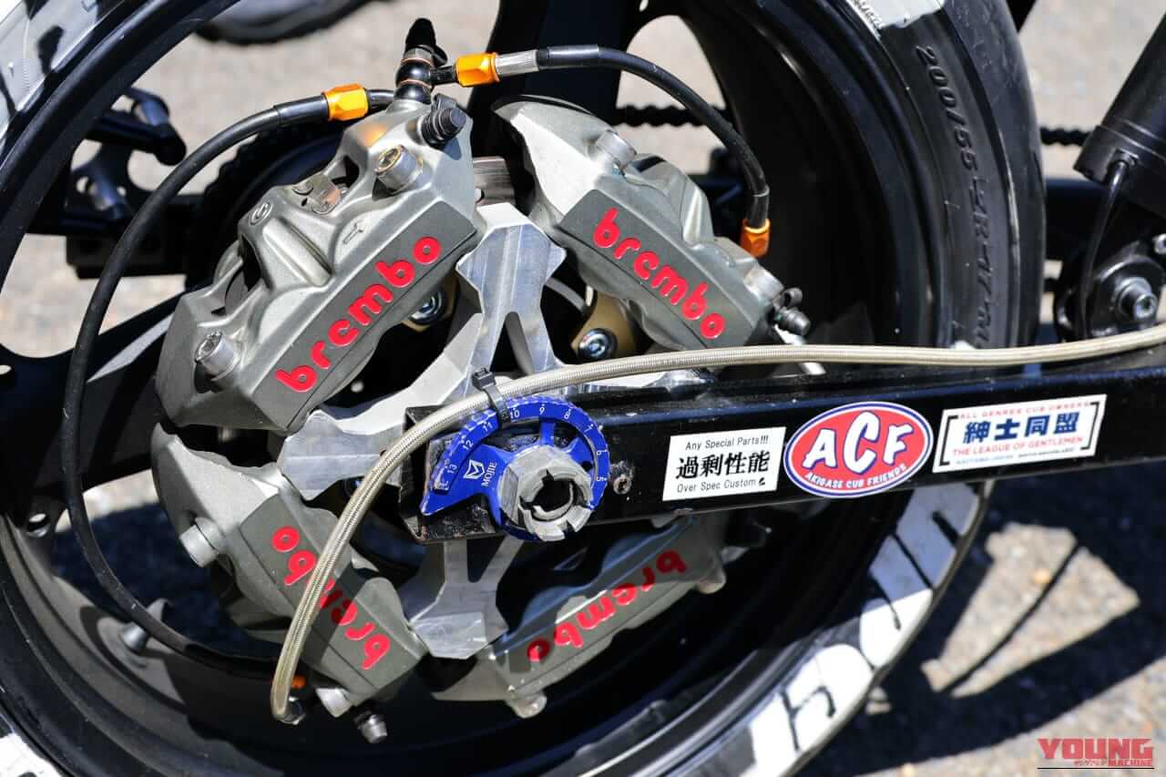 リトルカブにブレンボ6基!? スーパースポーツの極太タイヤを履かせた「過剰すぎるカスタム」の正体が色々とヤバい