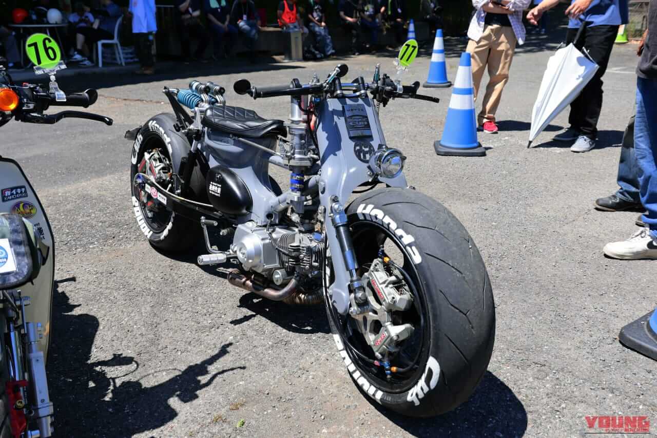 ｜リトルカブにブレンボ6基!? スーパースポーツの極太タイヤを履かせた「過剰すぎるカスタム」の正体が色々とヤバい