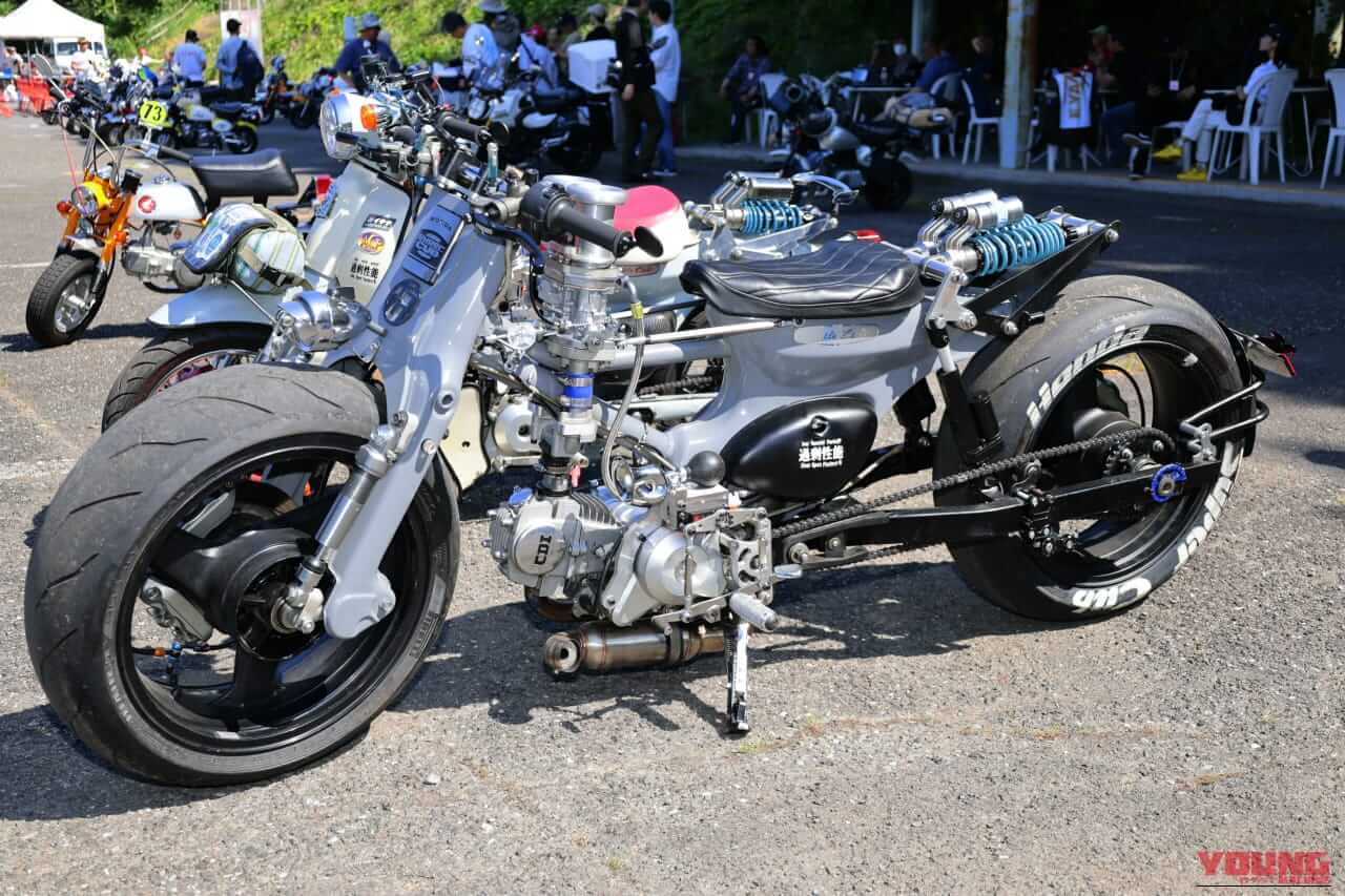 ｜リトルカブにブレンボ6基!? スーパースポーツの極太タイヤを履かせた「過剰すぎるカスタム」の正体が色々とヤバい