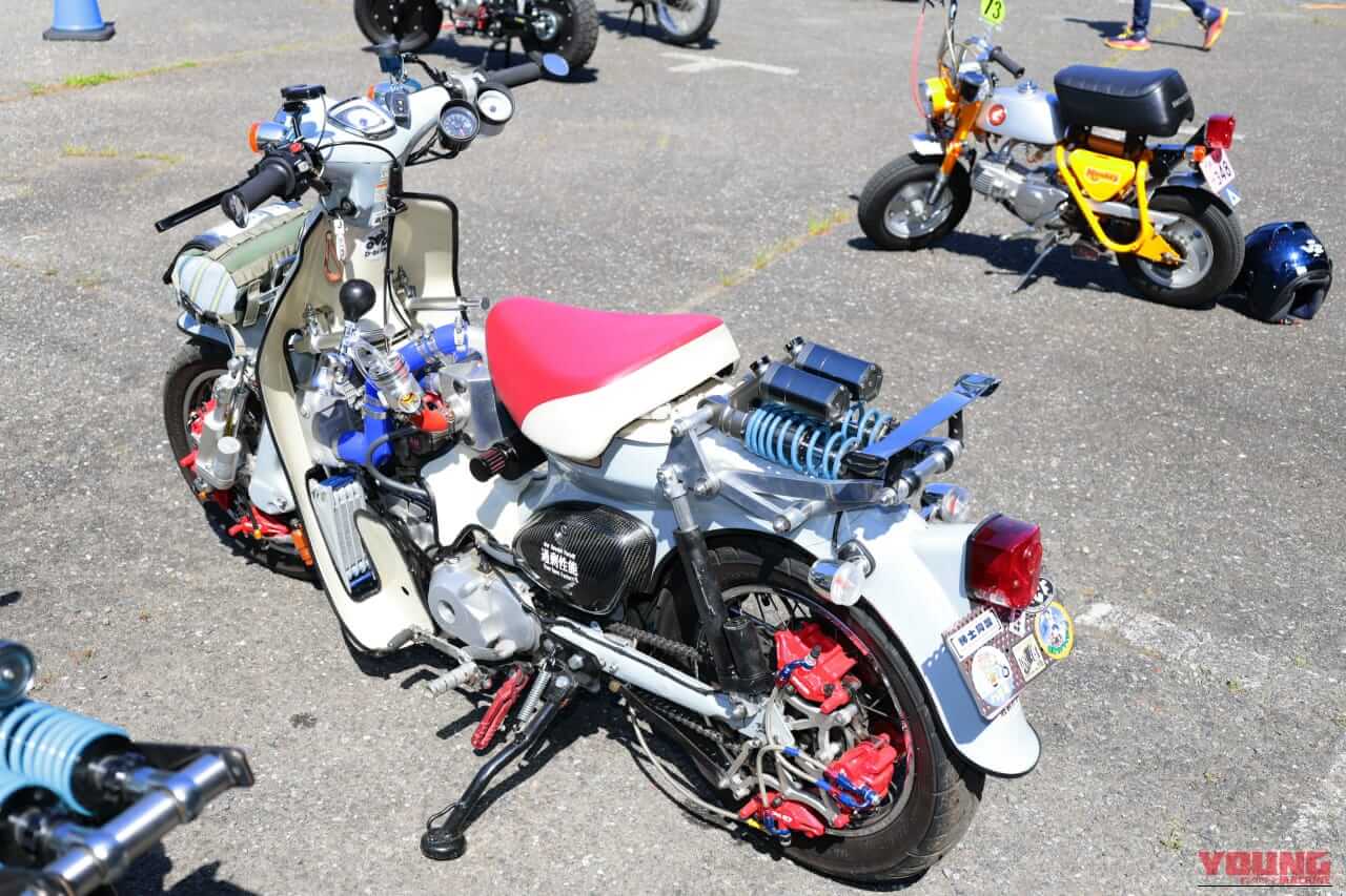 ｜リトルカブにブレンボ6基!? スーパースポーツの極太タイヤを履かせた「過剰すぎるカスタム」の正体が色々とヤバい