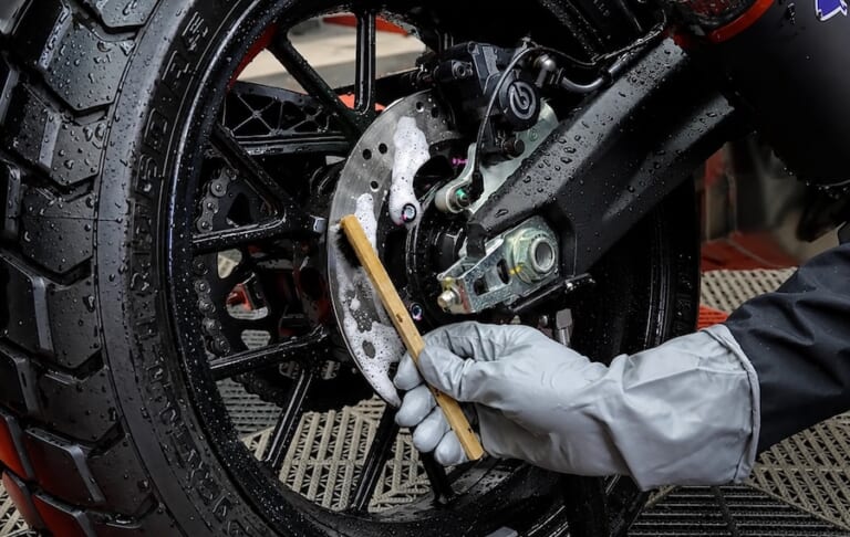 バイク足回り|洗車のプロ直伝!足まわり洗浄のコツ教えます