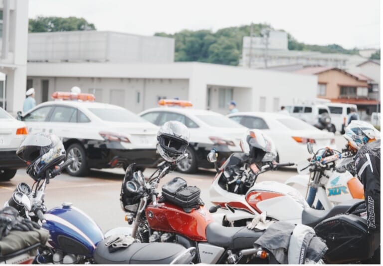 高山警察署_セーフティライダー宣言｜【飛騨高山】ライダーの聖地で一大プロジェクト始動！「セーフティライダー宣言」で限定オリジナルステッカーを手に入れよう！