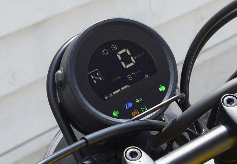 φ100mmの小型メーター|ホンダCL250/Eクラッチ〈いま国内で買える新型バイクカタログ|軽二輪(250-126cc)〉【2026最新版】