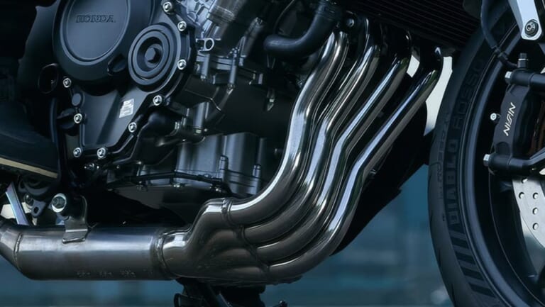 HONDA CB400 SUPER FOUR E-Clutch|伝説のスーフォアが100万円切りで復活! スマホ連携からEクラッチまでフル装備、進化したホンダ新型「CB400スーパーフォア」が8/21に発売