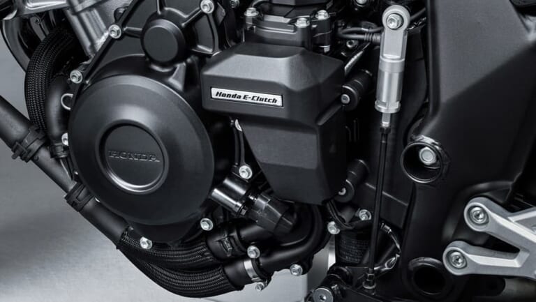 HONDA CB400 SUPER FOUR E-Clutch｜伝説のスーフォアが100万円切りで復活! スマホ連携からEクラッチまでフル装備、進化したホンダ新型「CB400スーパーフォア」が8/21に発売