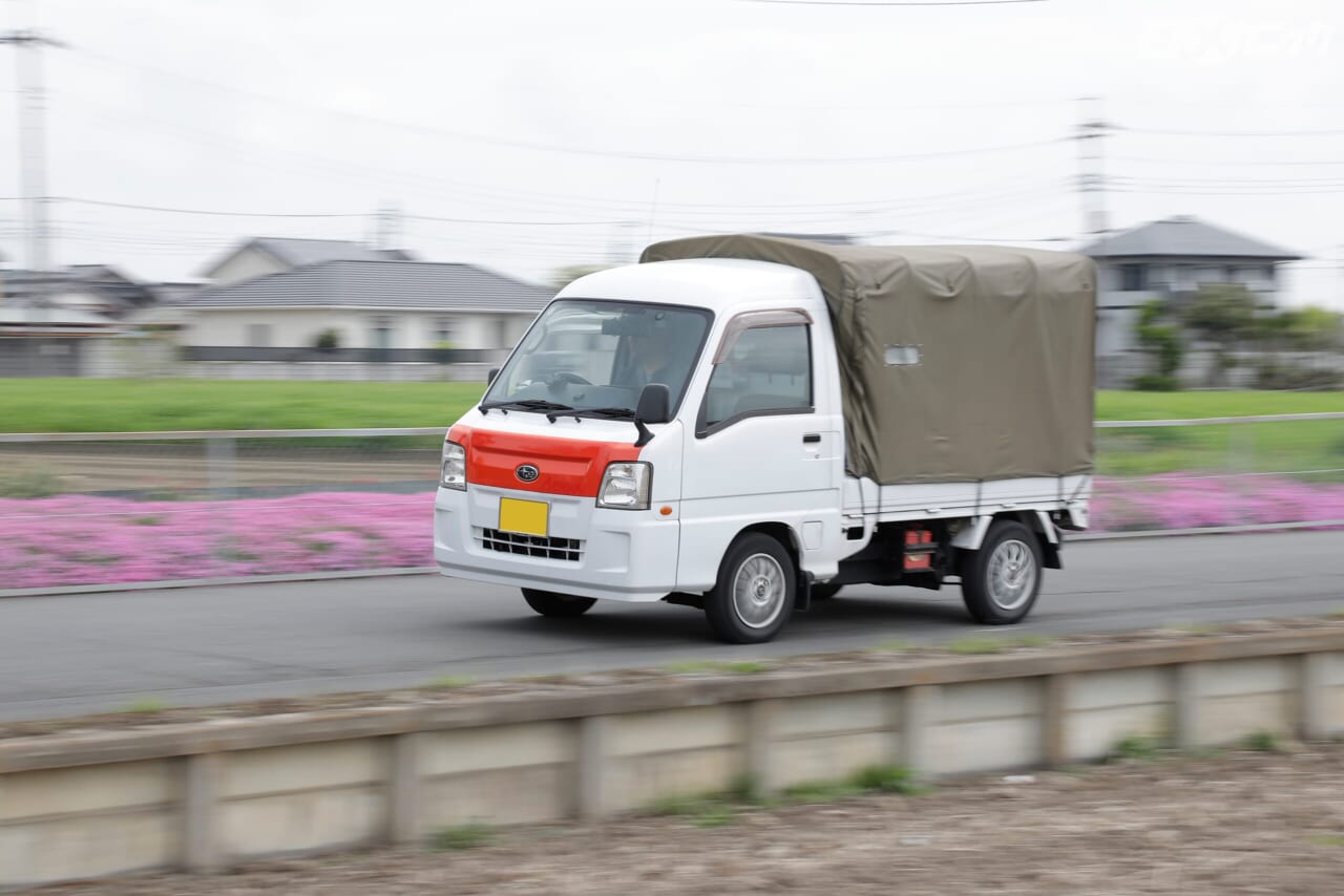 パパコーポレーション|スーパーゾイル|サンバー|知らず知らずのうちに堆積する汚れをガソリン添加剤で一掃。エンジン内部の清浄によって得られるパワー感にも注目<スーパーゾイルで楽しいバイクライフ>