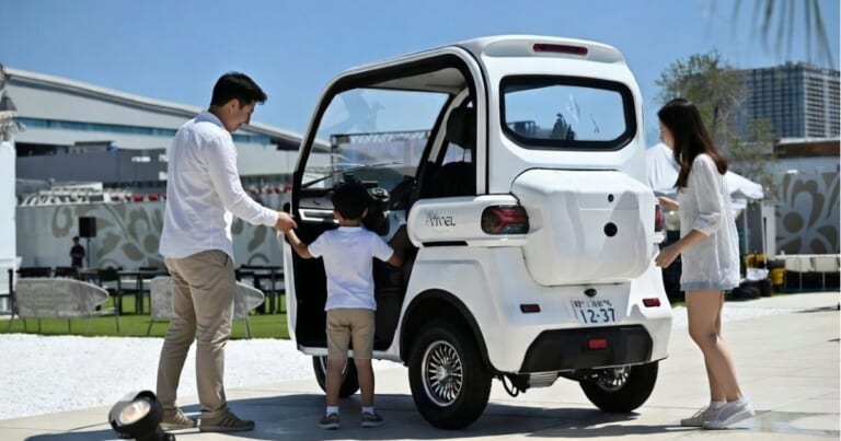 ビベルCOCO|【69万円〜】家庭用コンセントで手軽に充電。普通免許でOK、車検・車庫証明ナシ! お子さんの送迎に。街乗り最強の“3人乗りEV”が爆売れ中!