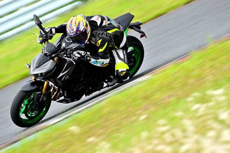 青木宣篤さんが、2026年モデルのKawasaki Z1100 SEに乗って、サーキットを走行している写真｜「相応に頑張ってもまだ余裕…」「かなり走れるネイキッド」スゴみがあふれるスタイルが印象的。カワサキのスーパーネイキッド「Z1100 SE」に試乗