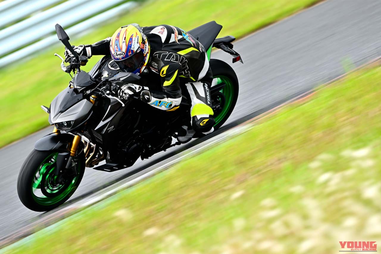 青木宣篤さんが、2026年モデルのKawasaki Z1100 SEに乗って、サーキットを走行している写真｜「相応に頑張ってもまだ余裕…」「かなり走れるネイキッド」スゴみがあふれるスタイルが印象的。カワサキのスーパーネイキッド「Z1100 SE」に試乗