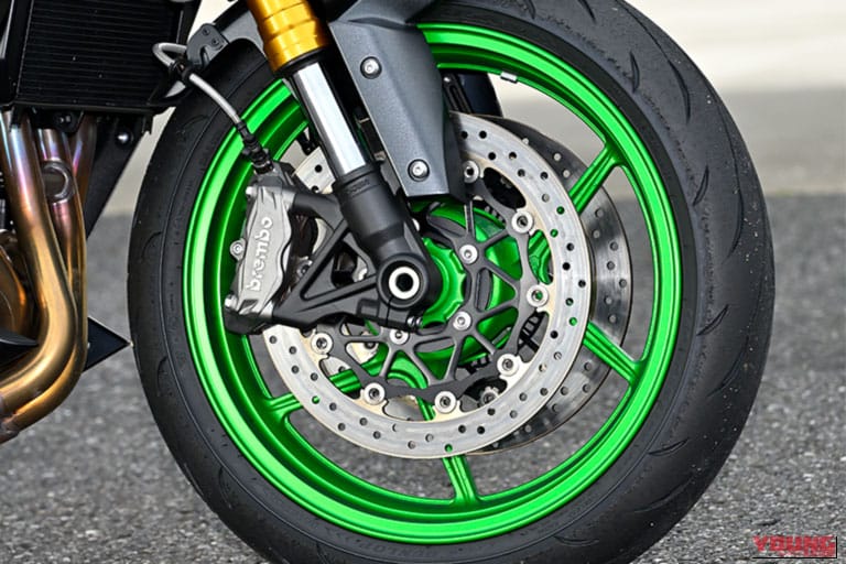 Kawasaki Z1100 SEのフロントタイヤ周辺の写真｜「相応に頑張ってもまだ余裕…」「かなり走れるネイキッド」スゴみがあふれるスタイルが印象的。カワサキのスーパーネイキッド「Z1100 SE」に試乗