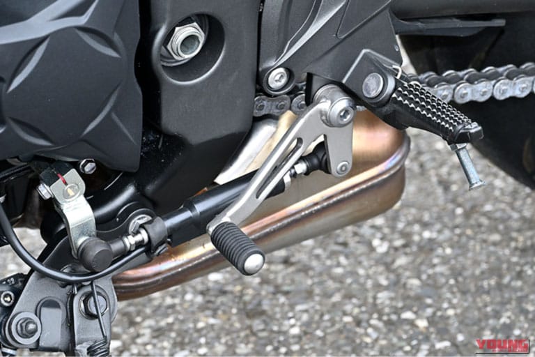 Kawasaki Z1100 SEのシフトペダルとステップ|「相応に頑張ってもまだ余裕…」「かなり走れるネイキッド」スゴみがあふれるスタイルが印象的。カワサキのスーパーネイキッド「Z1100 SE」に試乗