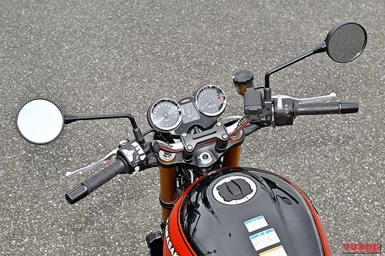 2026年モデルの、カワサキZ900RSのハンドル、メーター付近の写真｜「まったくの別物に進化…」「相当いいですよコレ」見た目からは絶対にわからない！フルモデルチェンジのスゴい内容［カワサキ・Z900RS（2026年モデル）］