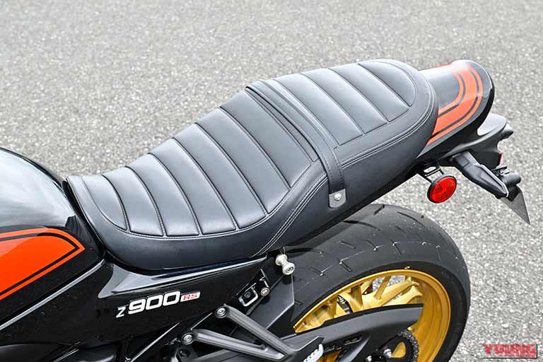 2026年モデルの、カワサキZ900RSのシート｜「まったくの別物に進化…」「相当いいですよコレ」見た目からは絶対にわからない！フルモデルチェンジのスゴい内容［カワサキ・Z900RS（2026年モデル）］