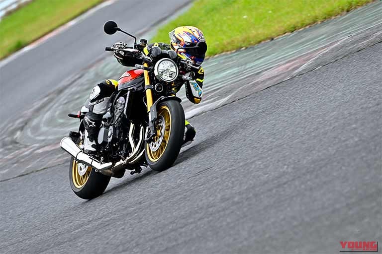 青木宣篤さんの運転でサーキットを走行するカワサキZ900RS SE|「気持ち悪いくらい速い…」「カワサキが本気で作り込んでる」フルモデルチェンジを果たしたZ900RS SE(2026年モデル)のスゴい内容を試乗でチェック