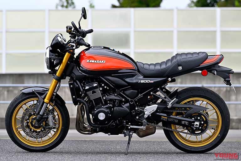 カワサキZ900RS SEの左側面｜「気持ち悪いくらい速い…」「カワサキが本気で作り込んでる」フルモデルチェンジを果たしたZ900RS SE（2026年モデル）のスゴい内容を試乗でチェック