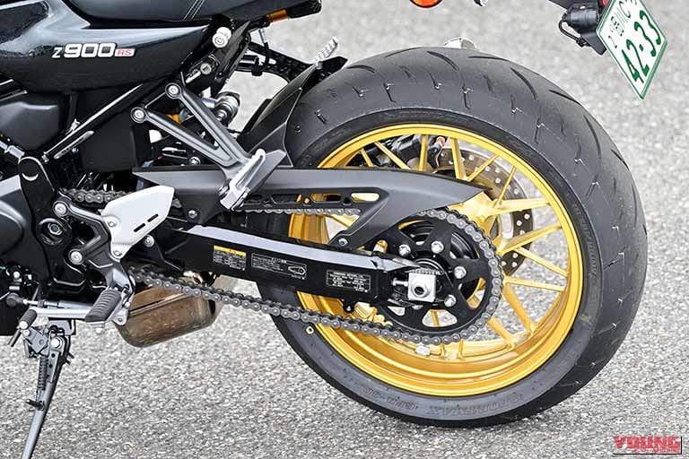 カワサキZ900RS SEのリアタイヤの左側面｜「気持ち悪いくらい速い…」「カワサキが本気で作り込んでる」フルモデルチェンジを果たしたZ900RS SE（2026年モデル）のスゴい内容を試乗でチェック