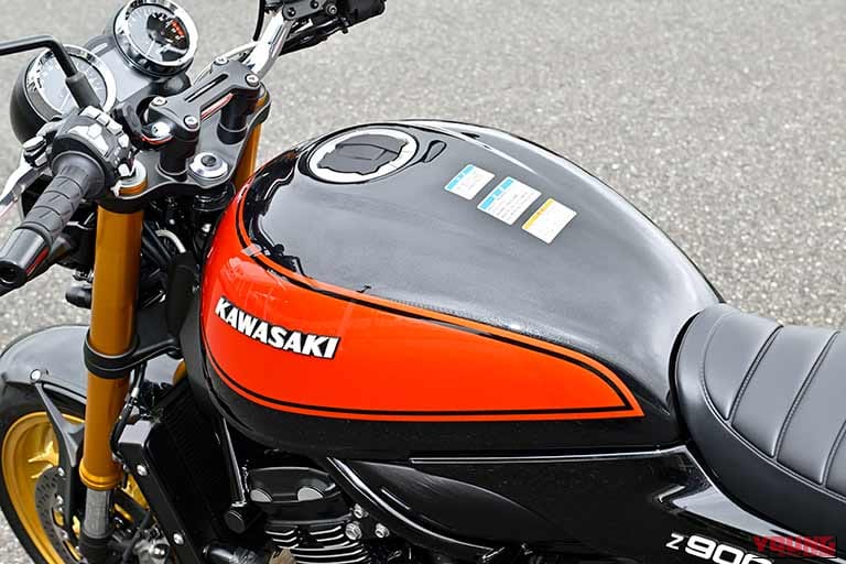 カワサキZ900RS SEのタンク部分｜「気持ち悪いくらい速い…」「カワサキが本気で作り込んでる」フルモデルチェンジを果たしたZ900RS SE（2026年モデル）のスゴい内容を試乗でチェック
