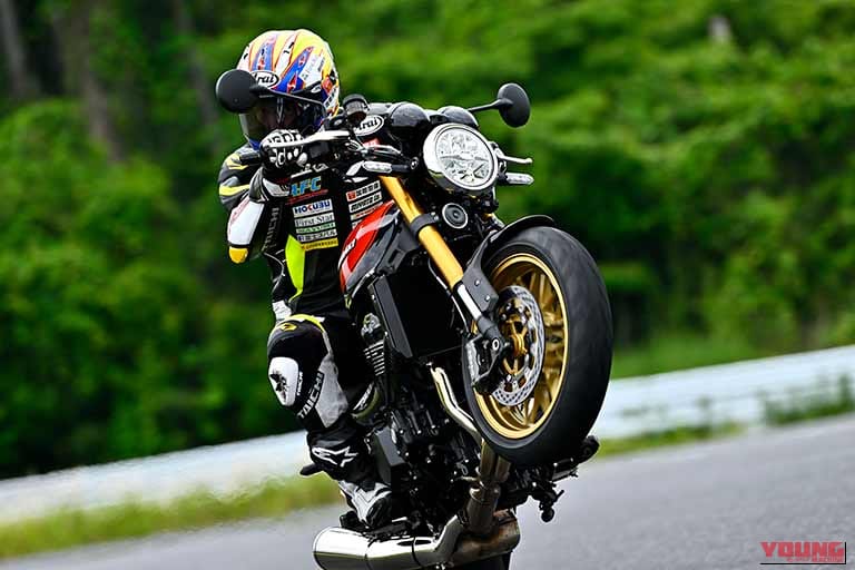 2026年モデルのカワサキZ900RSを、ライダーの青木宣篤さんがサーキットでウィリーさせている写真｜「まったくの別物に進化…」「相当いいですよコレ」見た目からは絶対にわからない！フルモデルチェンジのスゴい内容［カワサキ・Z900RS（2026年モデル）］