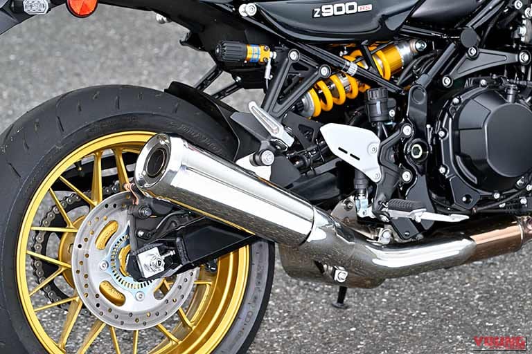 カワサキZ900RS SEのリア、右側面のステンレスバフ仕上げのサイレンサー｜「気持ち悪いくらい速い…」「カワサキが本気で作り込んでる」フルモデルチェンジを果たしたZ900RS SE（2026年モデル）のスゴい内容を試乗でチェック
