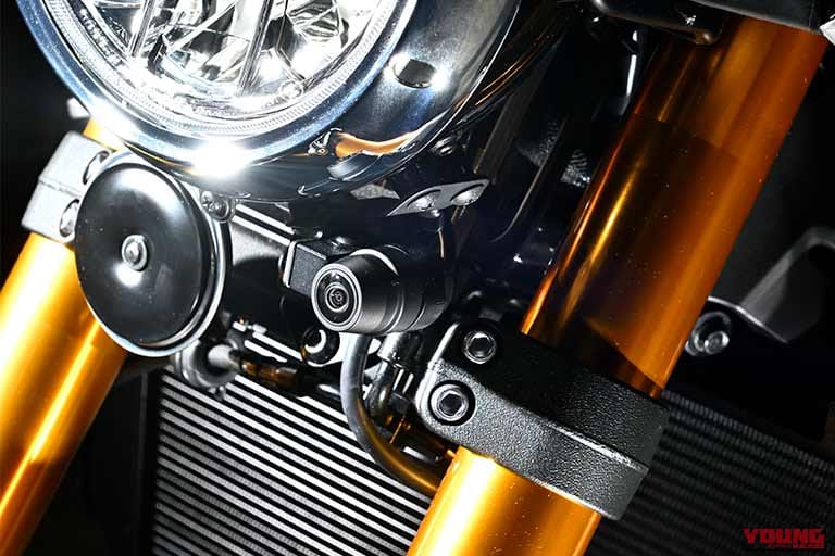 カワサキZ900RS SEのフロント部分、ドライブレコーダーのカメラ｜「気持ち悪いくらい速い…」「カワサキが本気で作り込んでる」フルモデルチェンジを果たしたZ900RS SE（2026年モデル）のスゴい内容を試乗でチェック