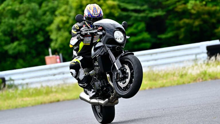 ライダーの青木宣篤が、2026年モデルのカワサキ Z900RS CAFEをウィリーさせている写真｜「好みの問題だが僕は好き」絶対王者Z900RSのカフェレーサースタイルが高評価。フルモデルチェンジでイメージを一新したカワサキ Z900RS CAFEに試乗！