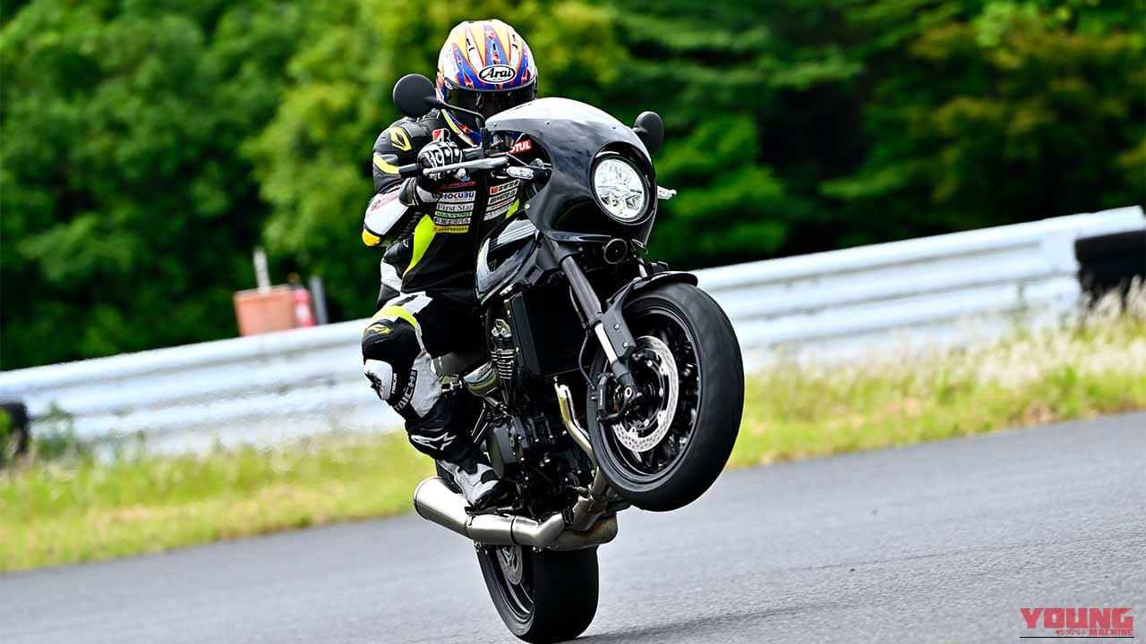 ライダーの青木宣篤が、2026年モデルのカワサキ Z900RS CAFEをウィリーさせている写真｜「好みの問題だが僕は好き」絶対王者Z900RSのカフェレーサースタイルが高評価。フルモデルチェンジでイメージを一新したカワサキ Z900RS CAFEに試乗！