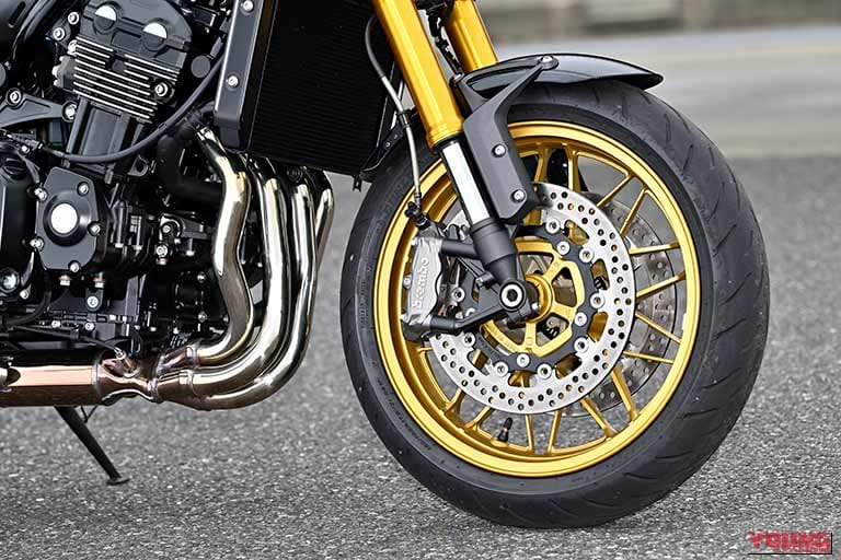 2026年モデルの、カワサキZ900RSの前輪｜「まったくの別物に進化…」「相当いいですよコレ」見た目からは絶対にわからない！フルモデルチェンジのスゴい内容［カワサキ・Z900RS（2026年モデル）］