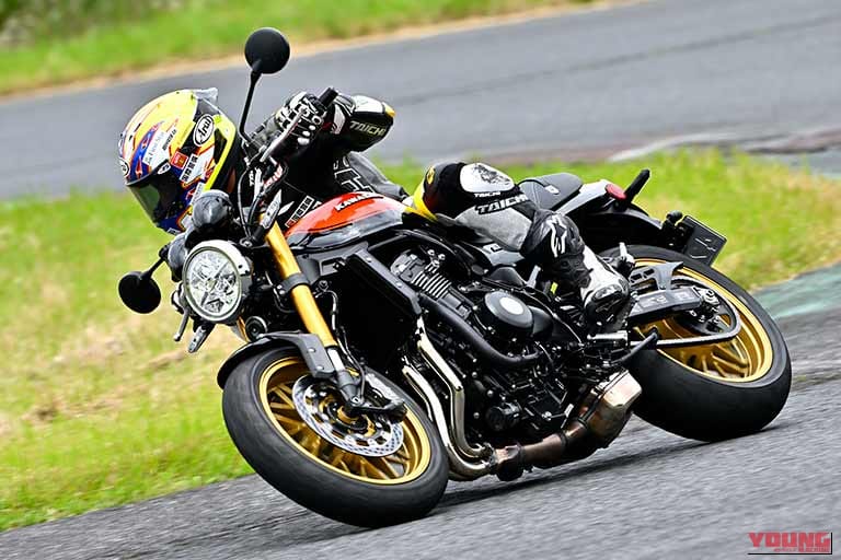 サーキットを走る、2026年モデルのカワサキZ900RS｜「まったくの別物に進化…」「相当いいですよコレ」見た目からは絶対にわからない！フルモデルチェンジのスゴい内容［カワサキ・Z900RS（2026年モデル）］