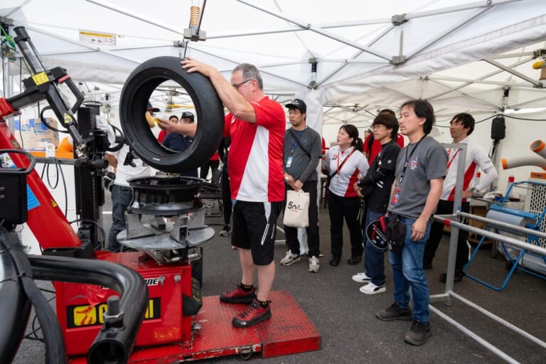 モトラッドミツオカ鈴鹿店|鈴鹿8耐|ブリヂストン|過酷なレースでその高い技術を発揮。モトラッドミツオカ鈴鹿店のメカニックが、鈴鹿8耐を戦った