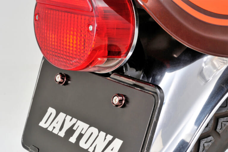 デイトナ DAYTONA プレミアムゾーン™ ナンバーホルダーセット M6 ブロンズ|「想像以上に効果あり」愛車をさり気なくカスタマイズ! あらゆる車種に対応、取り付け簡単なお手軽パーツを紹介