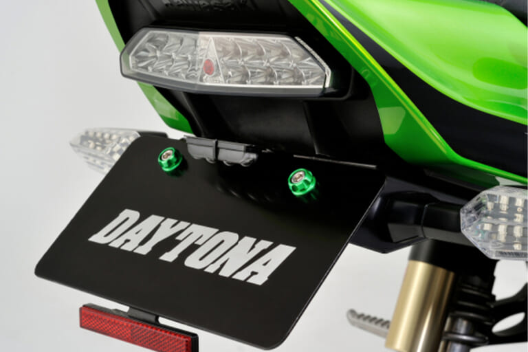 デイトナ DAYTONA プレミアムゾーン™ ナンバーホルダーセット M6 ライムグリーン｜「想像以上に効果あり」愛車をさり気なくカスタマイズ！ あらゆる車種に対応、取り付け簡単なお手軽パーツを紹介