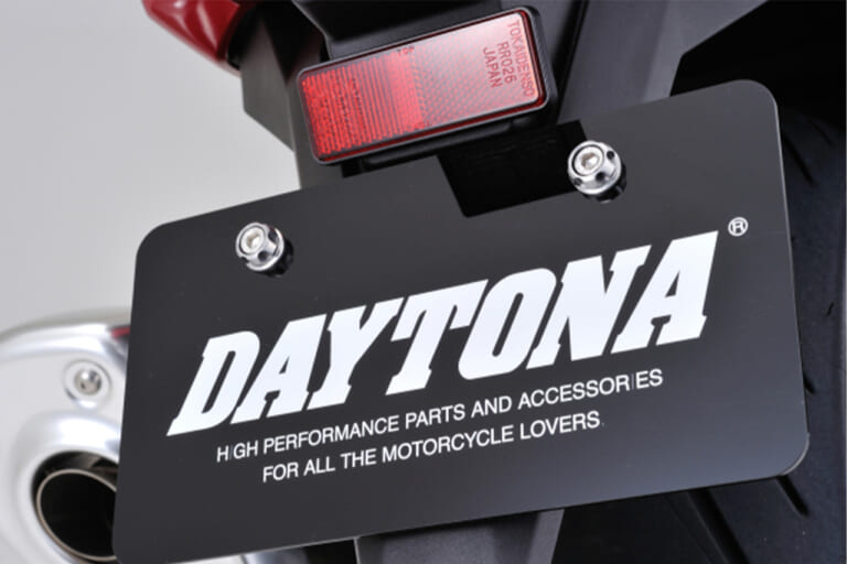 デイトナ DAYTONA プレミアムゾーン™ ナンバーホルダーセット M6 アッシュシルバー|「想像以上に効果あり」愛車をさり気なくカスタマイズ! あらゆる車種に対応、取り付け簡単なお手軽パーツを紹介
