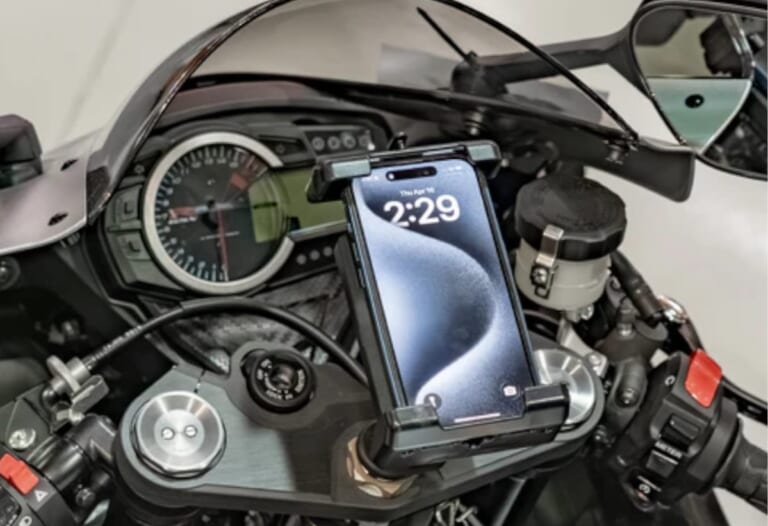 「もうズレない」SSバイクのスマホホルダー決定版。ラムマウントの最新フォークステムマウントが凄すぎる