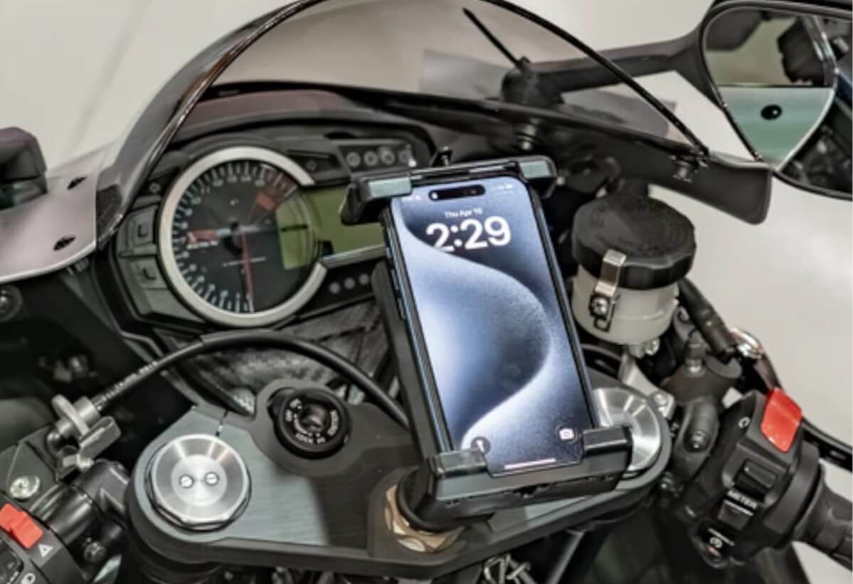 「もうズレない」SSバイクのスマホホルダー決定版。ラムマウントの最新フォークステムマウントが凄すぎる