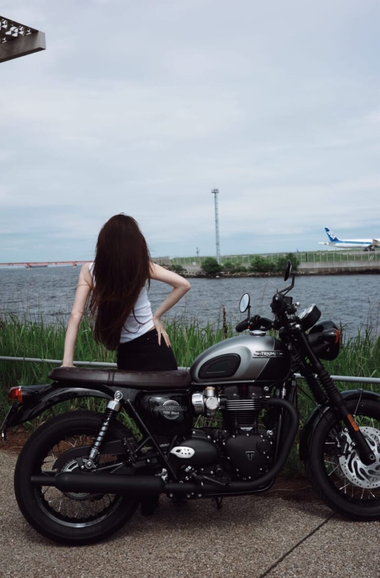Triumph Bonneville T120 Black|「リアル峰不二子」と絶賛! 海へ、カフェへ。ダレノガレ明美が愛車トライアンフT120と巡る極上の休日