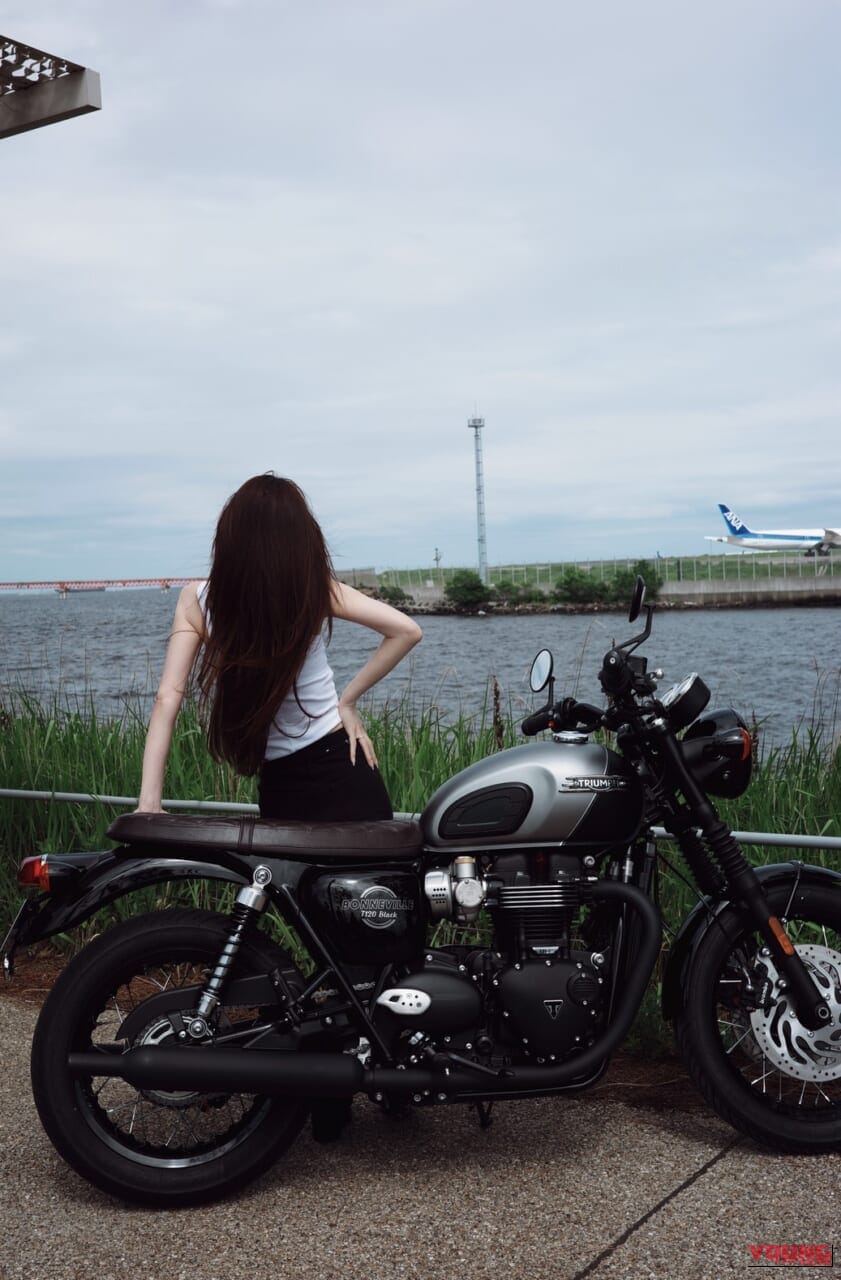 Triumph Bonneville T120 Black｜「リアル峰不二子」と絶賛! 海へ、カフェへ。ダレノガレ明美が愛車トライアンフT120と巡る極上の休日