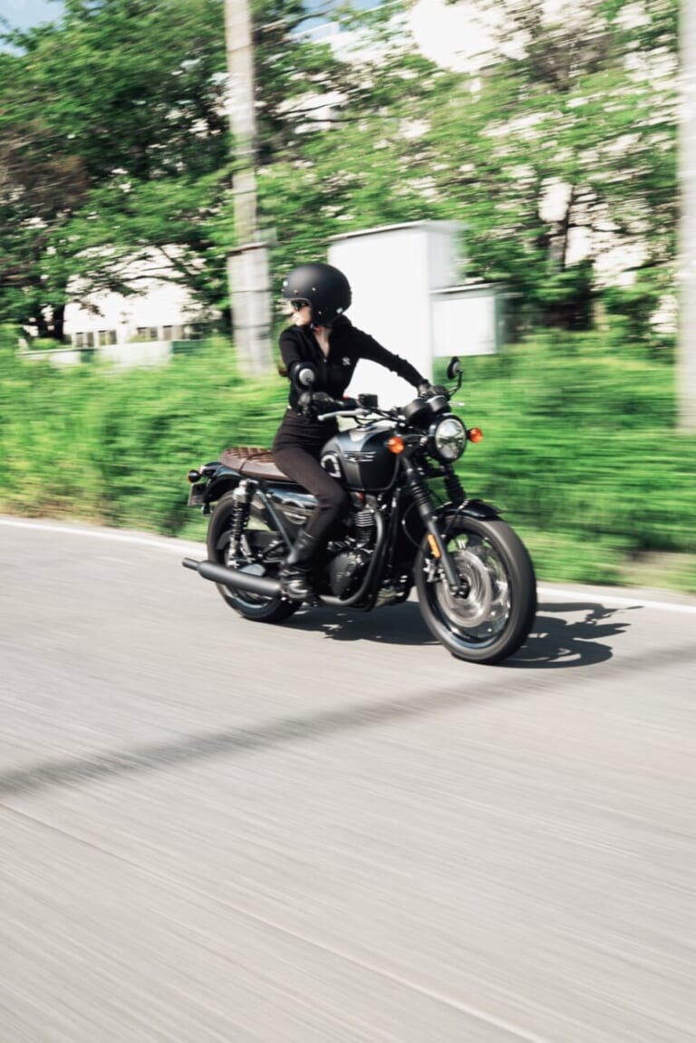 Triumph Bonneville T120 Black|「リアル峰不二子」と絶賛! 海へ、カフェへ。ダレノガレ明美が愛車トライアンフT120と巡る極上の休日
